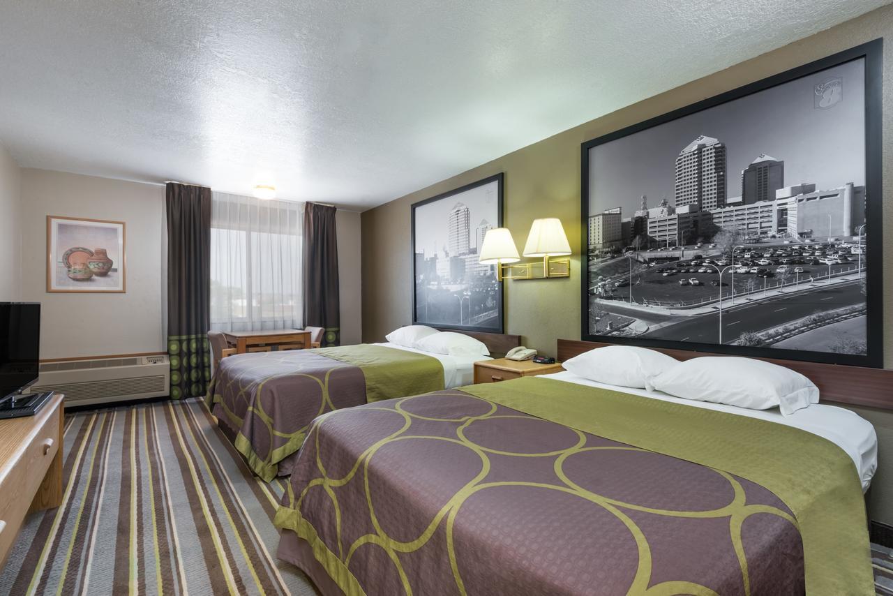 ซูเปอร์ 8 บาย วินด์แฮม เบอร์นาลิลโล Hotel ภายนอก รูปภาพ