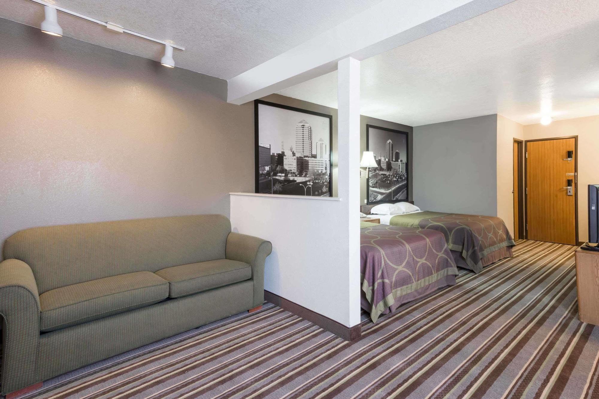 ซูเปอร์ 8 บาย วินด์แฮม เบอร์นาลิลโล Hotel ภายนอก รูปภาพ