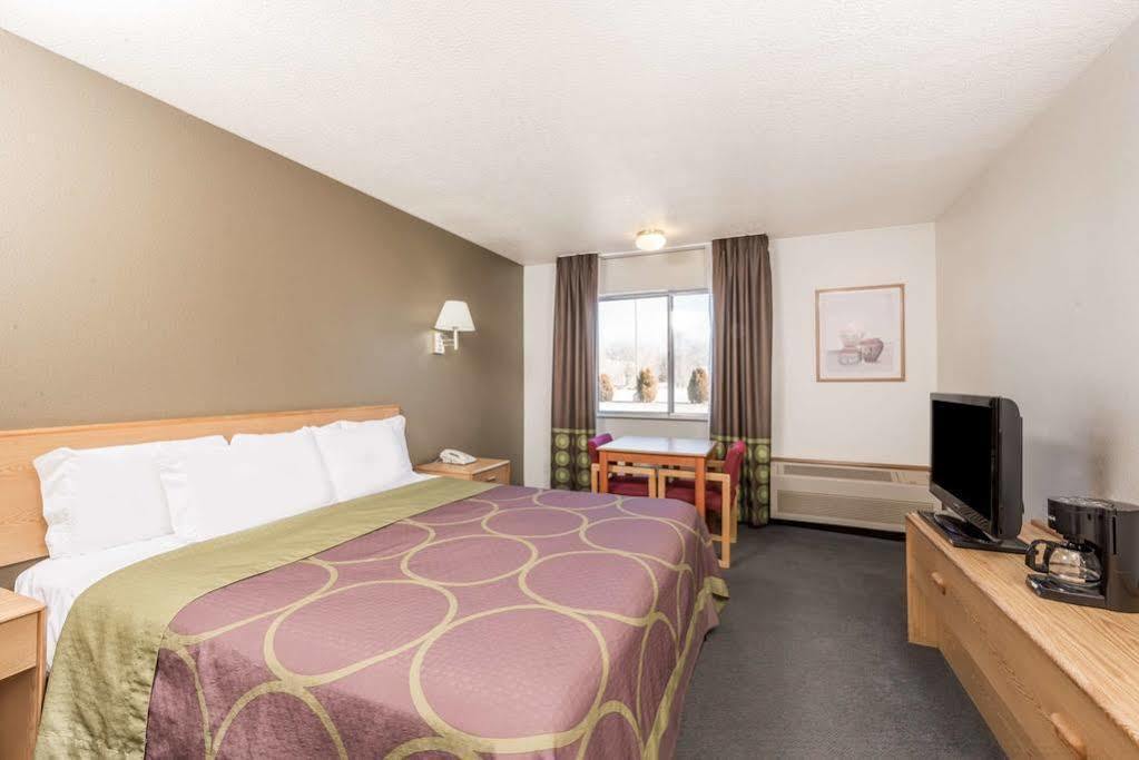 ซูเปอร์ 8 บาย วินด์แฮม เบอร์นาลิลโล Hotel ภายนอก รูปภาพ