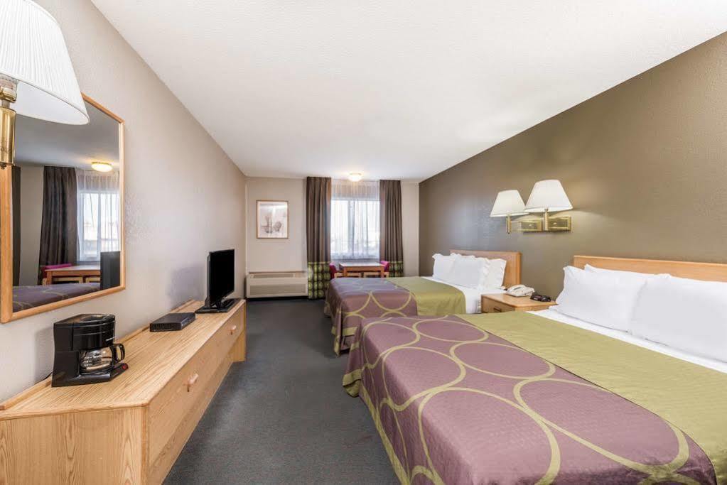 ซูเปอร์ 8 บาย วินด์แฮม เบอร์นาลิลโล Hotel ภายนอก รูปภาพ